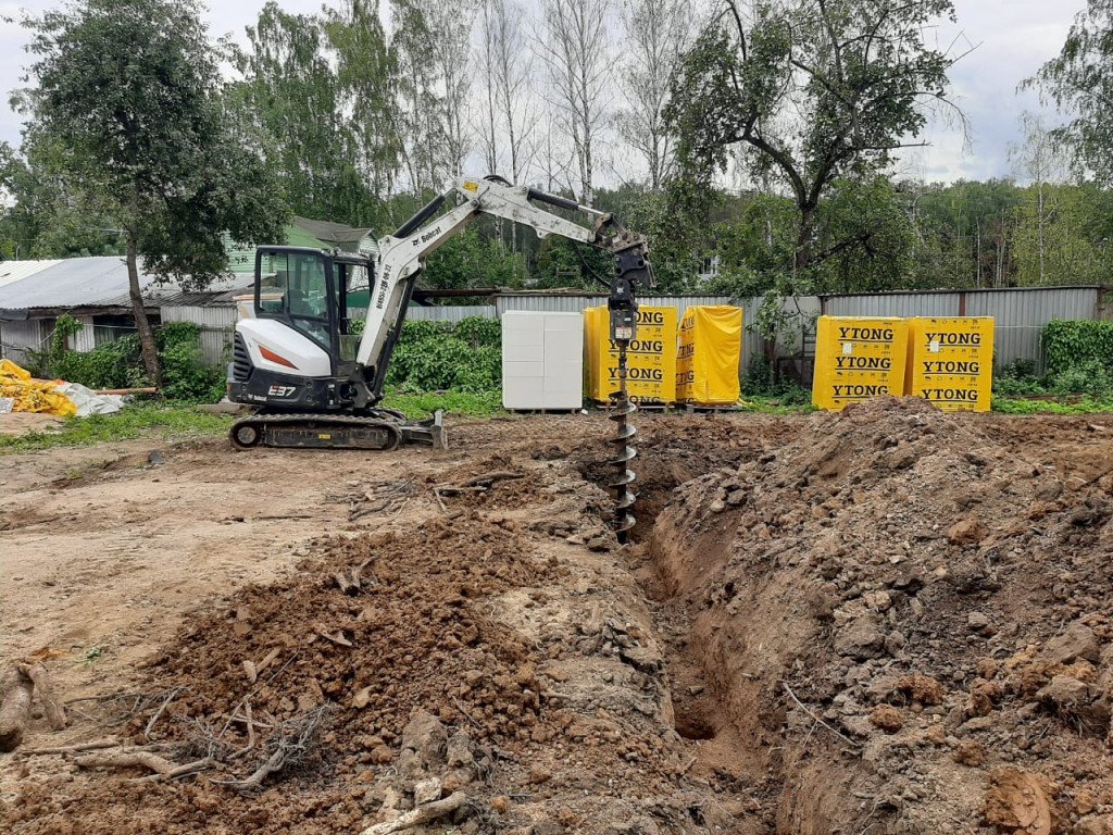Аренда мини-экскаватора bobcat с ямобуром, клыком и ковшом