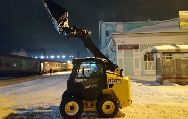 Мини погрузчик с гидромолотом