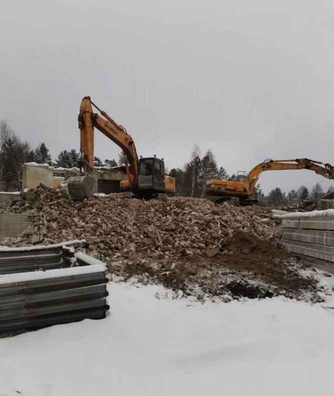 Полноповоротный экскаватор JCB с гидромолотом