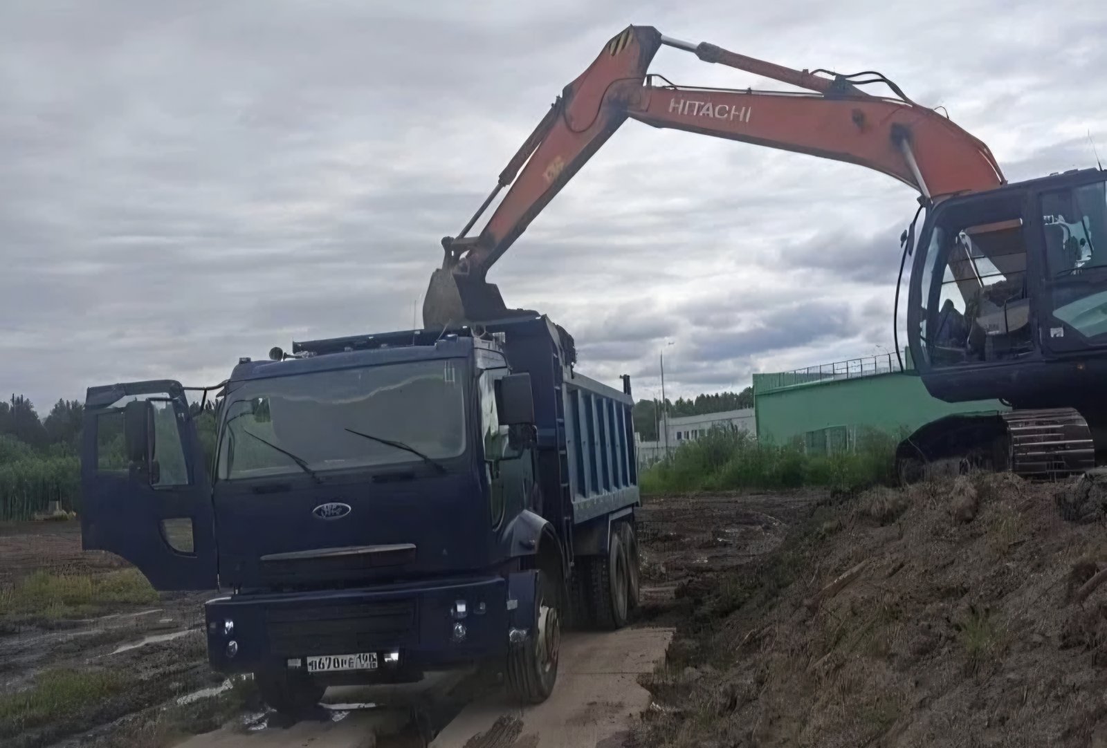 Самосвал Ford Cargo карьерный с тентом в аренду